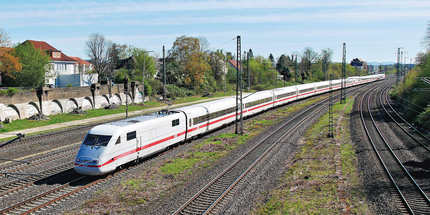 Allemagne : la fin des ICE 1 « longs » et des pendulaires ICE-T « courts » 1 Le train ICE 1058 Berlin Ostbahnhof - Cologne Hbf, assuré par la rame ICE 1 Tz 75 (401 075 - 401 575) à 12 voitures intermédiaires traverse la gare de Löhne (Westfalen) (19 avril 2022).