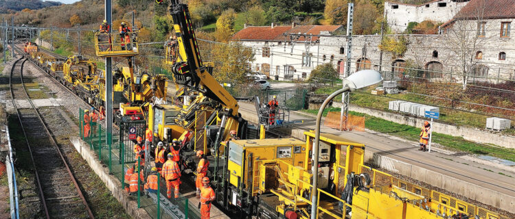Paris - Dijon : retour de la suite caténaire 1 500 V 2 Vue générale du train de substitution en plein effort : cette photo ne donne qu’une petite idée de la richesse technologique propre à ce matériel, et de l’équipe qui y travaille (Mâlain, 13 novembre 2025).
