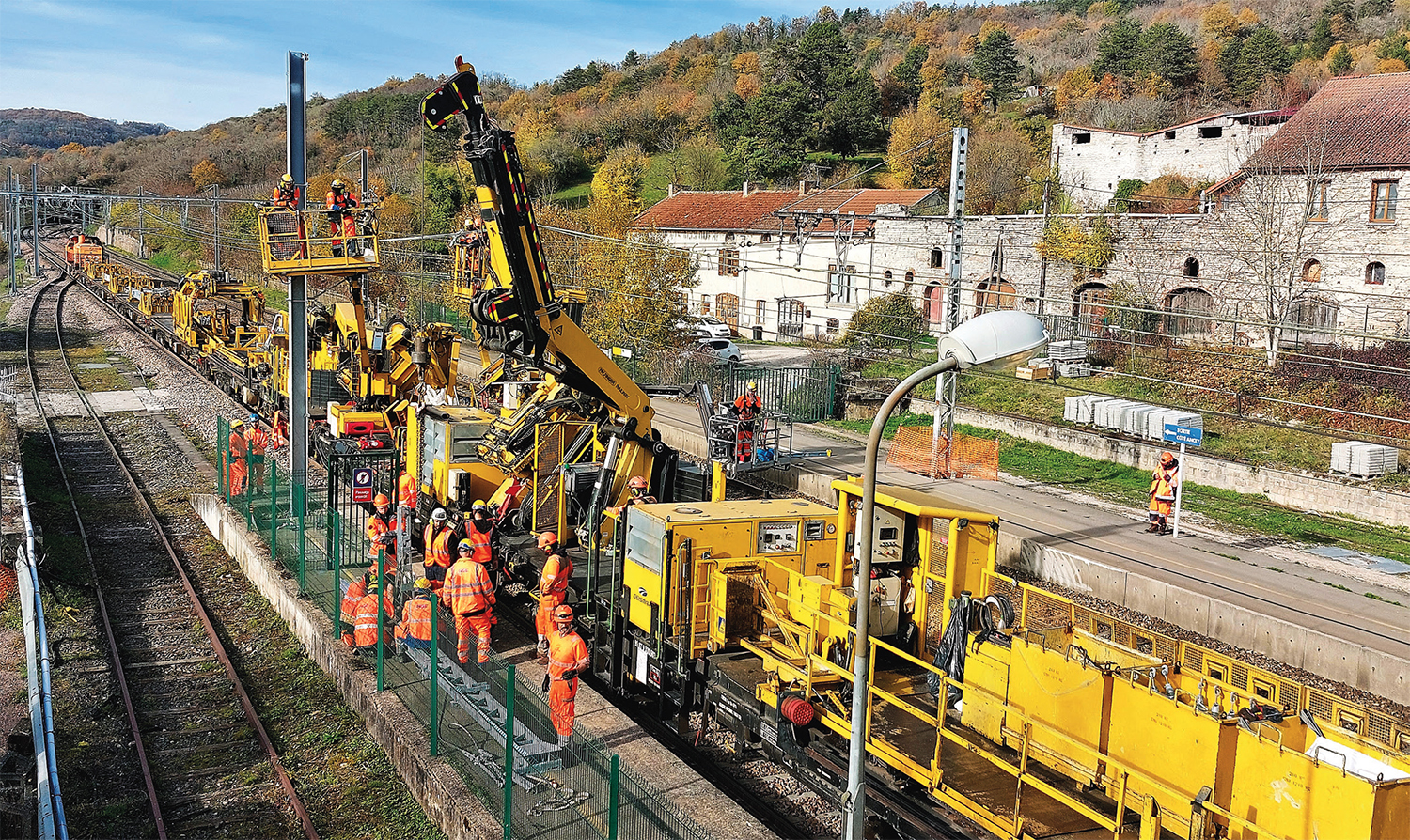 Paris - Dijon : retour de la suite caténaire 1 500 V 1 Vue générale du train de substitution en plein effort : cette photo ne donne qu’une petite idée de la richesse technologique propre à ce matériel, et de l’équipe qui y travaille (Mâlain, 13 novembre 2025).