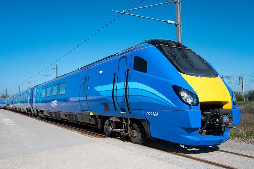 Royaume-Uni : Le premier Meridian Class 222 rénové pour Lumo dévoilé 1 lumo