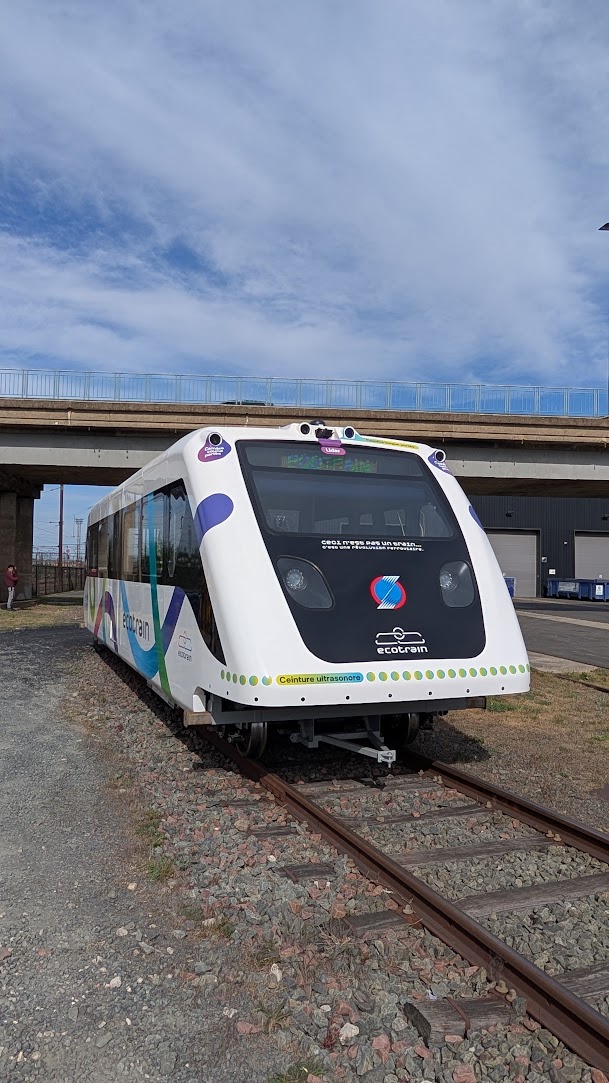 France : Le train léger autonome Ecotrain dévoilé 2 Le train léger autonome Ecotrain stationne sur une voie de Socofer à Saint-Pierre-des-Corps (29 avril 2026) Crédit photo : Ecotrain/Caroline Gasch