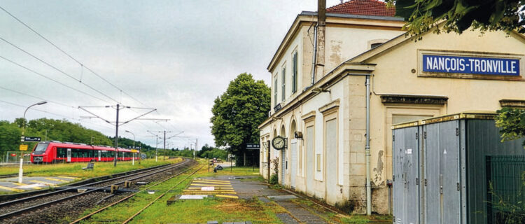Projet de modernisation de la ligne fret de Nançois-Tronville à Gondrecourt-le-Château 2 La gare de Nançois-Tronville où s’embranche la ligne. La voie qui passe le long du quai est une partie du raccordement (neutralisé pour le moment) vers Gondrecourt. Sur la gauche, les voies de la ligne 1 et au loin, une rame à l’arrêt dans l’enceinte du CEF2 (6 juin 2025).