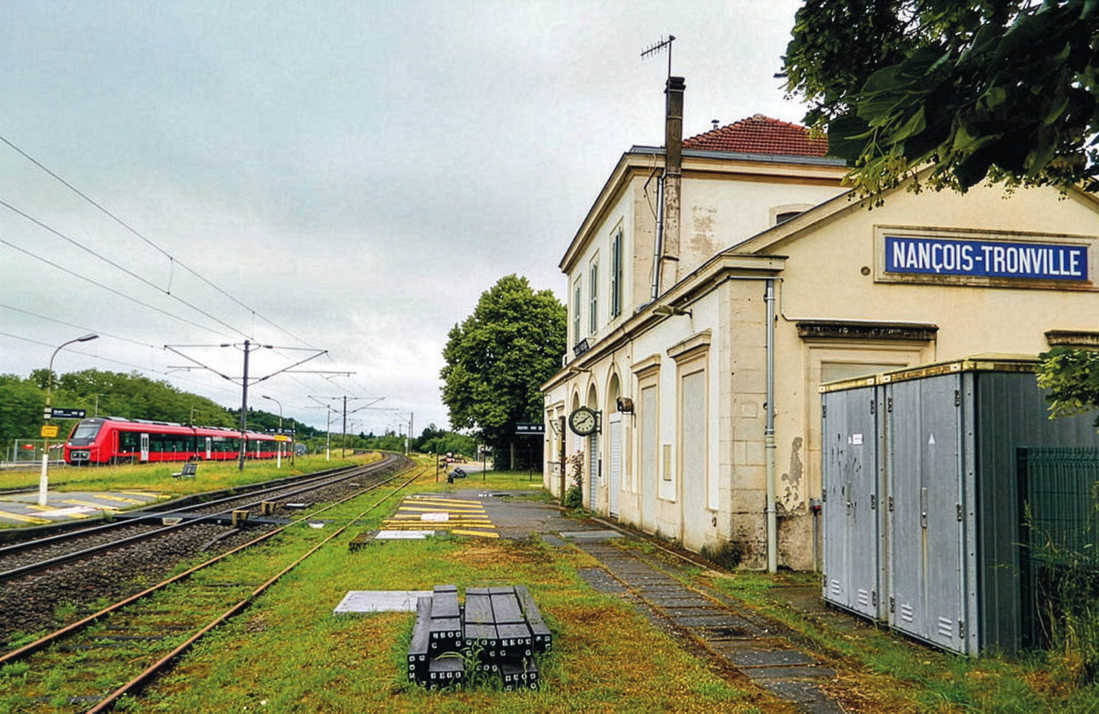 Projet de modernisation de la ligne fret de Nançois-Tronville à Gondrecourt-le-Château 2 La gare de Nançois-Tronville où s’embranche la ligne. La voie qui passe le long du quai est une partie du raccordement (neutralisé pour le moment) vers Gondrecourt. Sur la gauche, les voies de la ligne 1 et au loin, une rame à l’arrêt dans l’enceinte du CEF2 (6 juin 2025).