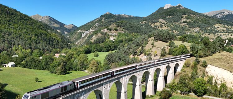France : Le nouveau matériel de nuit sera-t-il livré avant les JO 2030 ? 2 DJI 114 : La rame de l’IC de nuit Paris – Briançon assurant le train d’essai 701201 Grenoble – Briançon remorqué par la BB 75333 franchit le viaduc des Fauries situé à quelques kilomètres au nord de Lus-la-Croix-Haute (7 septembre 2025) Crédit photo : Luc LEVERT