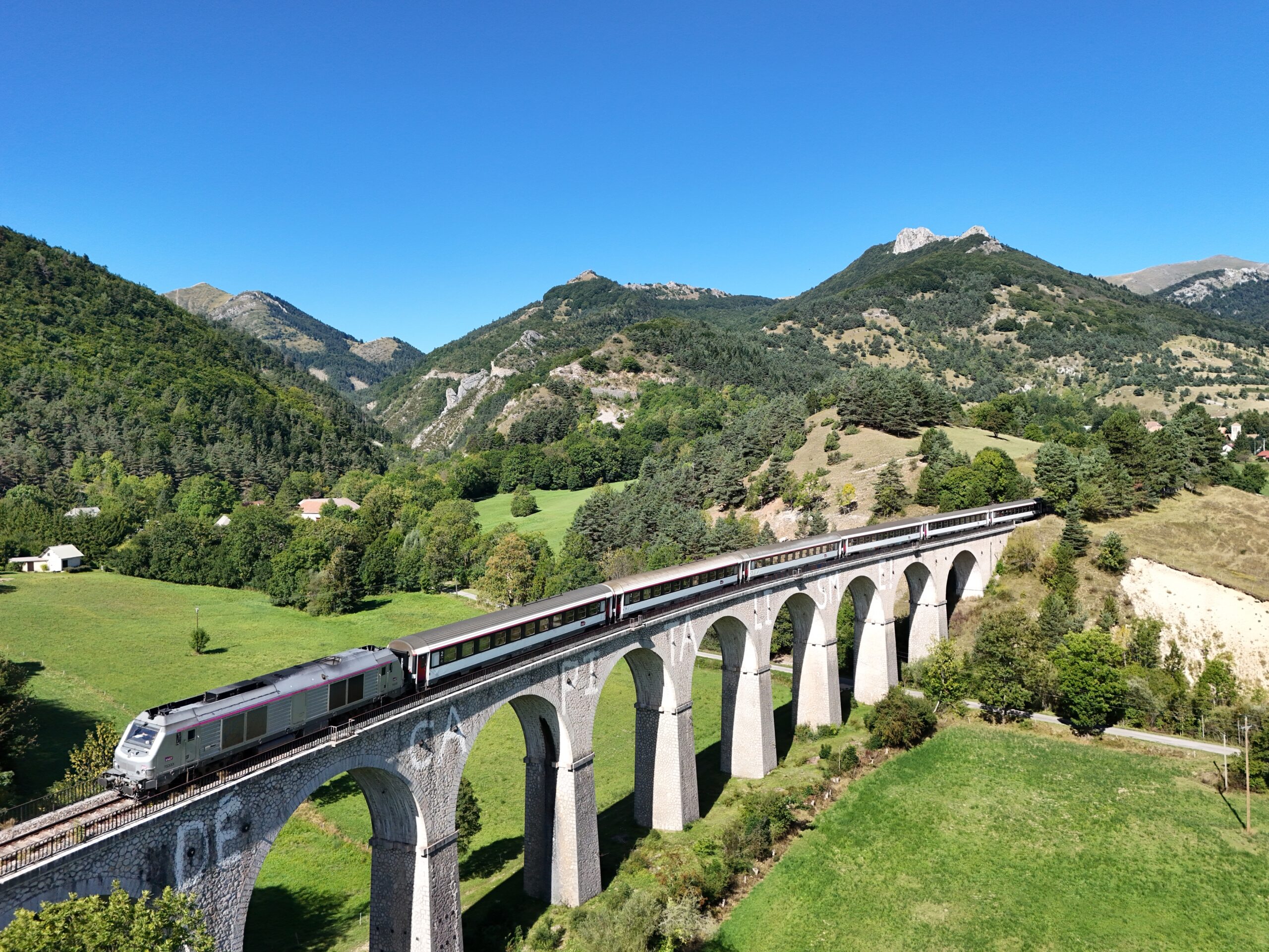 France : Le nouveau matériel de nuit sera-t-il livré avant les JO 2030 ? 1 DJI 114 : La rame de l’IC de nuit Paris – Briançon assurant le train d’essai 701201 Grenoble – Briançon remorqué par la BB 75333 franchit le viaduc des Fauries situé à quelques kilomètres au nord de Lus-la-Croix-Haute (7 septembre 2025) Crédit photo : Luc LEVERT