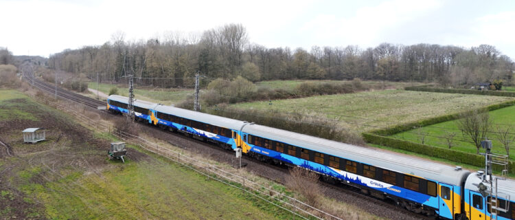 Europe : GoVolta modifie son offre entre les Pays-Bas et l’Allemagne 2 voitures I10 ex SNCB en livrée GoVolta train GV 327 Amsterdam CS – Berlin Gesundbrunnen arrivant à Bad Bentheim, 26 mars 2026