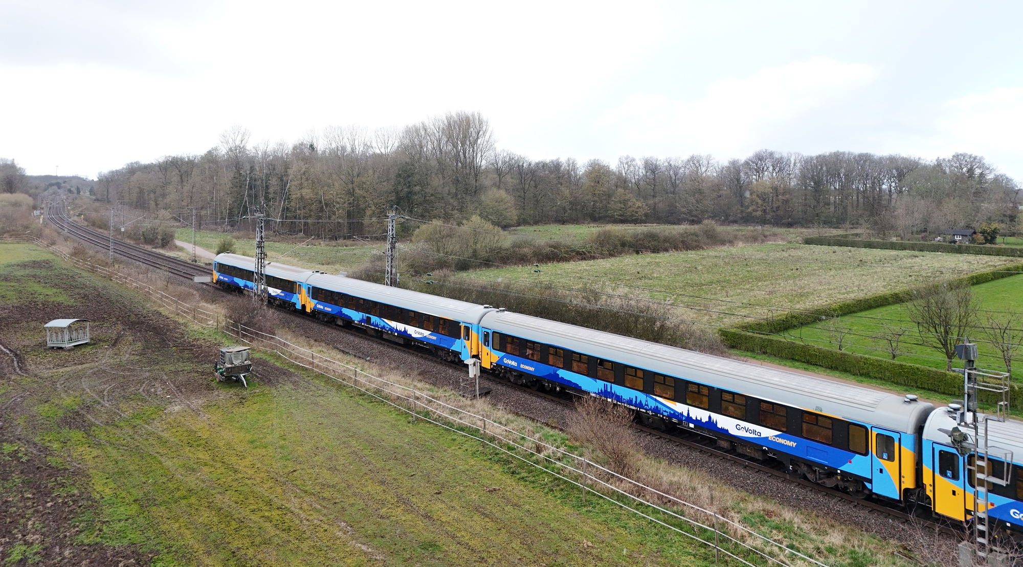 Europe : GoVolta modifie son offre entre les Pays-Bas et l’Allemagne 1 voitures I10 ex SNCB en livrée GoVolta train GV 327 Amsterdam CS – Berlin Gesundbrunnen arrivant à Bad Bentheim, 26 mars 2026