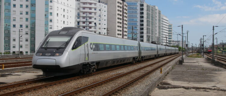 Portugal : Les CP lancent un appel d’offres pour la fourniture de TaGV 2 2340366 : Le train IC 127 Lisbonne Santa Apolonia – Porto (Campanhã) , assuré par la rame Alfa Pendular série 4000 numéro 4003 entre en gare de Lisbonne Oriente à 17 h 08 (19 mai 2026) Crédit photo : Luc LEVERT