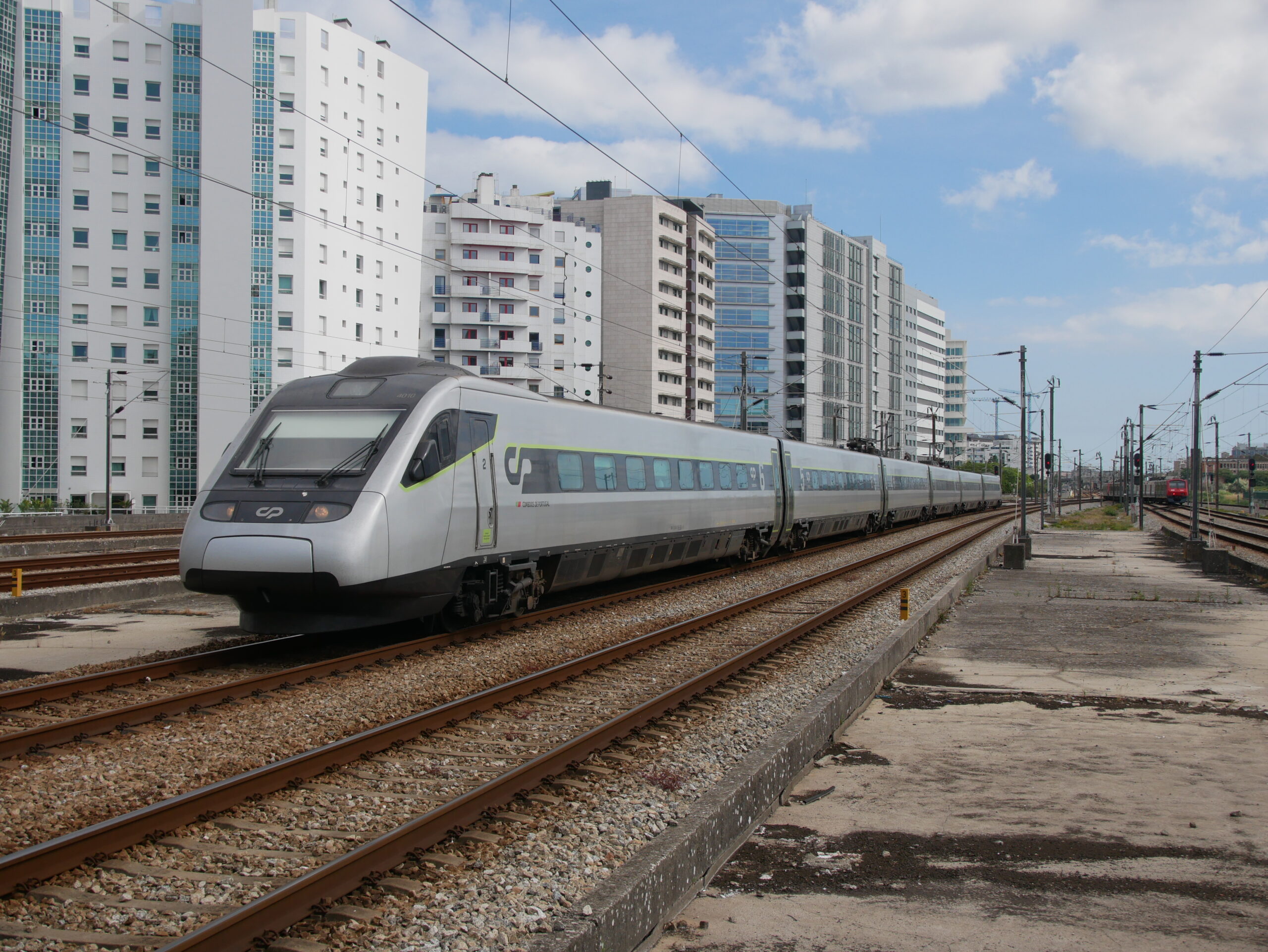 Portugal : Les CP lancent un appel d’offres pour la fourniture de TaGV 1 2340366 : Le train IC 127 Lisbonne Santa Apolonia – Porto (Campanhã) , assuré par la rame Alfa Pendular série 4000 numéro 4003 entre en gare de Lisbonne Oriente à 17 h 08 (19 mai 2026) Crédit photo : Luc LEVERT