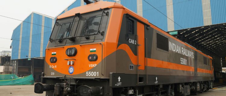 Inde : La première des 1200 locomotives électriques D9 commandées à Siemens par les IR livrée 6 Légende de la photo : La première locomotive électrique D9, la 55001, livrée par Siemens Mobility aux Indian Railways, stationne sur une voie du nouvel atelier d’entretien de Visakhapatnam (4 mai 2026) Crédit photo : Siemens Mobility