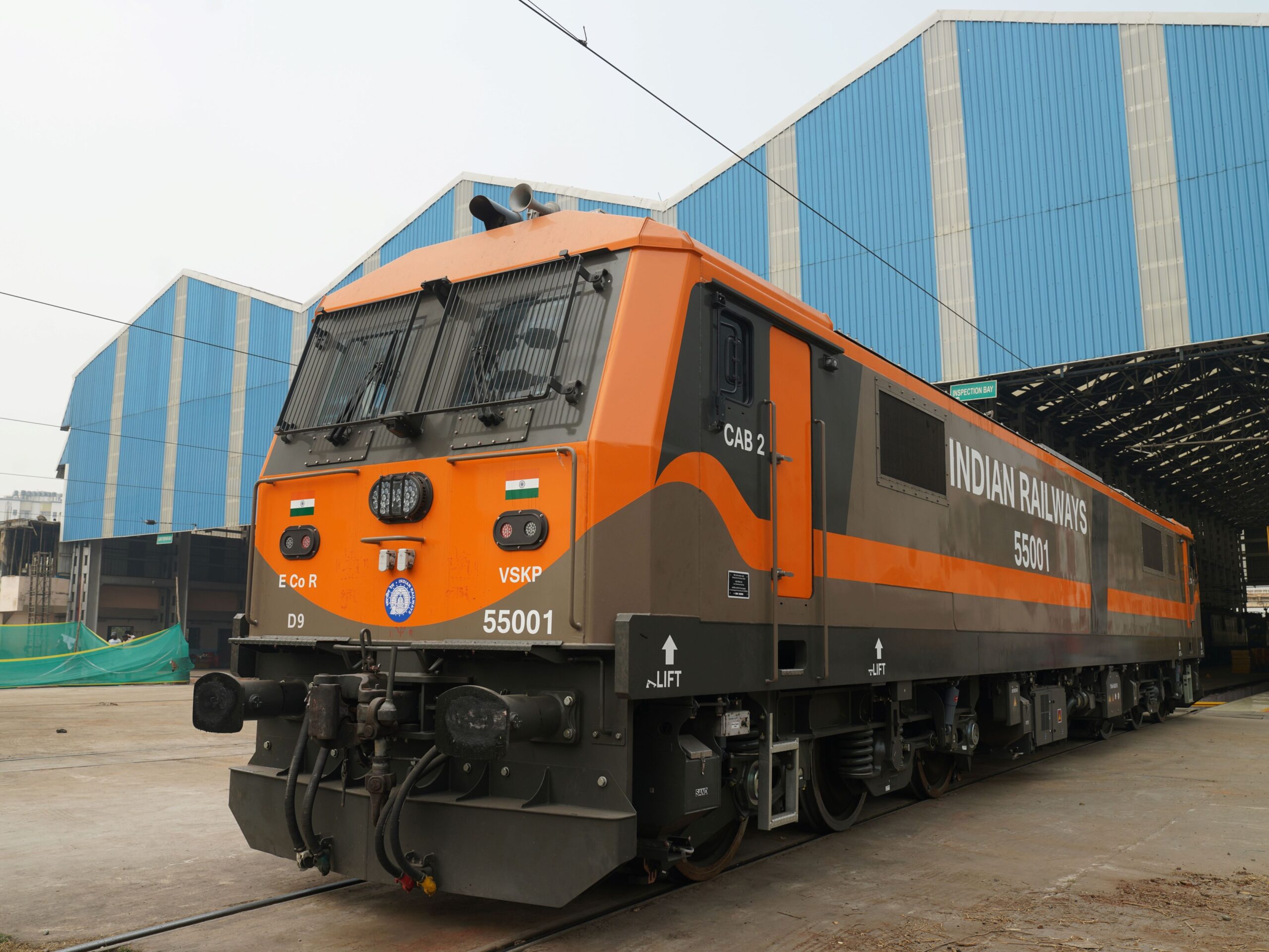 Inde : La première des 1200 locomotives électriques D9 commandées à Siemens par les IR livrée 2 Légende de la photo : La première locomotive électrique D9, la 55001, livrée par Siemens Mobility aux Indian Railways, stationne sur une voie du nouvel atelier d’entretien de Visakhapatnam (4 mai 2026) Crédit photo : Siemens Mobility