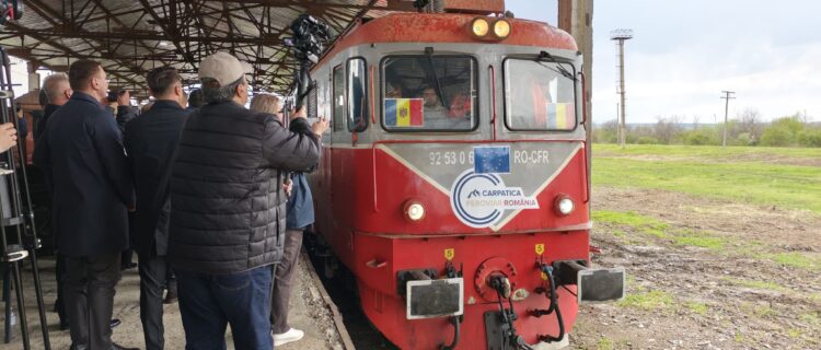 Moldavie : La ligne transfrontalière avec la Roumanie Cantemir – Fălciu rouverte 2 Le train inaugural avec en tête une locomotive diesel série 60 de l’opérateur Carpatica Ferroviar România (ex CFR Marfa) en gare de Cantemir (22 avril 2026) Crédit photo : Ministère des infrastructures de la République de Moldavie