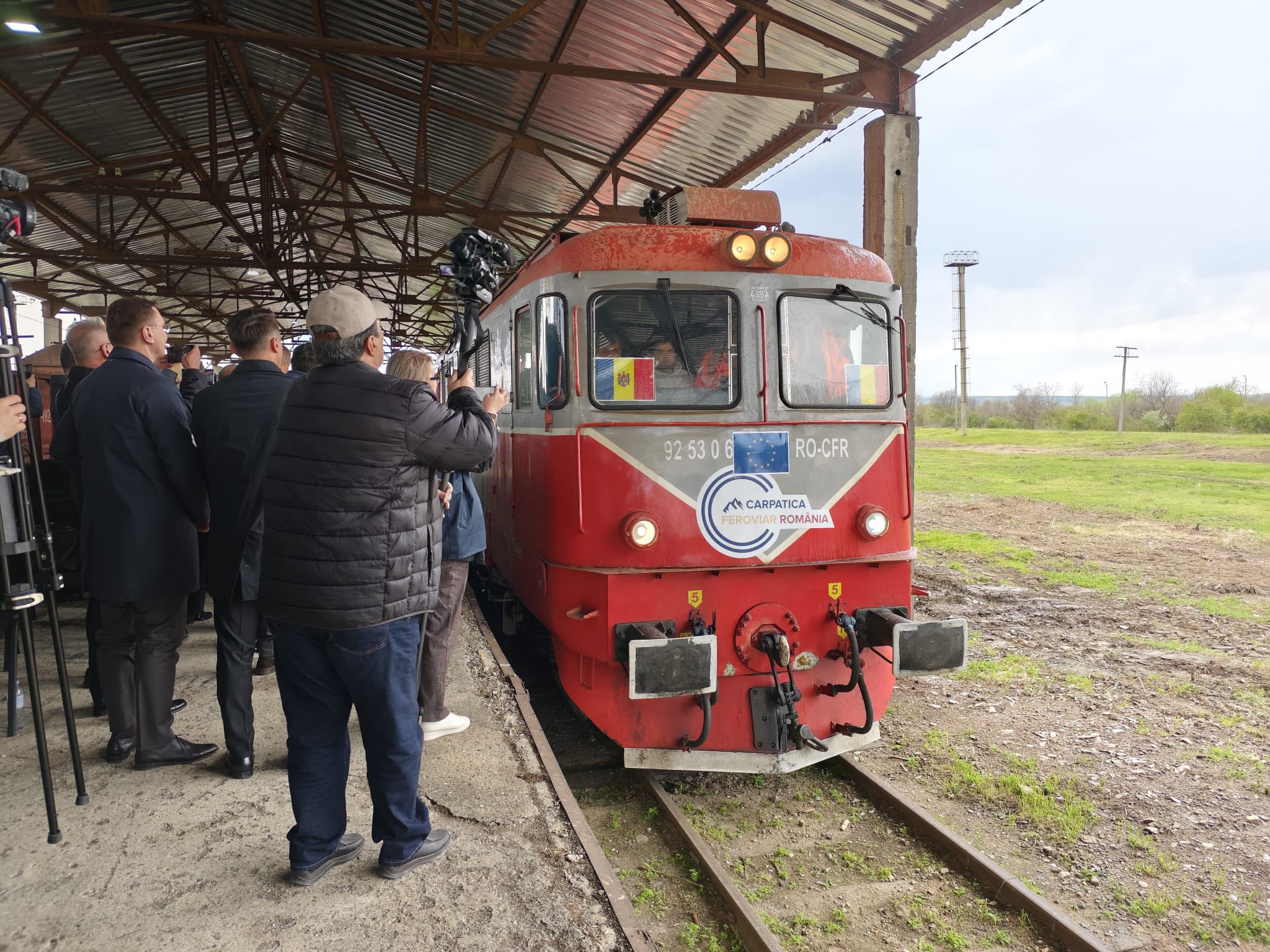 Moldavie : La ligne transfrontalière avec la Roumanie Cantemir – Fălciu rouverte 1 Le train inaugural avec en tête une locomotive diesel série 60 de l’opérateur Carpatica Ferroviar România (ex CFR Marfa) en gare de Cantemir (22 avril 2026) Crédit photo : Ministère des infrastructures de la République de Moldavie