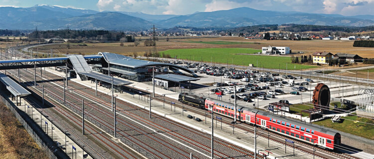 Autriche : une séquence riche en nouveautés ferroviaires 2 Le train S 6 SBA 4365 Graz Hbf - Wies-Eibiswald de la GKB assuré par une rame de deux voitures à deux niveaux Dosto louée à DB Regio remorquée par la Vectron X4E 193 862 louée auprès de Beacon Rail arrive dans la nouvelle gare de Weststeiermark (4 mars 2026).