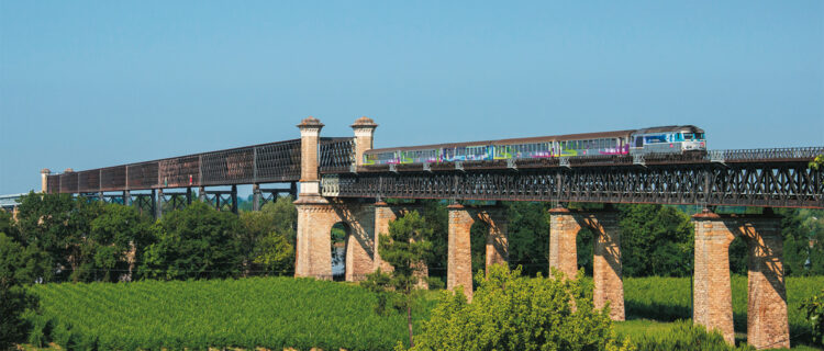 Trois lignes dont une lgv de paris à bordeaux 2de partie : la ligne de l’état et la lgv 2 Passage sur l’imposant viaduc de Cubzac du premier Intercités Bordeaux - Nantes de la journée assuré par la BB 67542 (21 juin 2017 ; V. Bussereau).