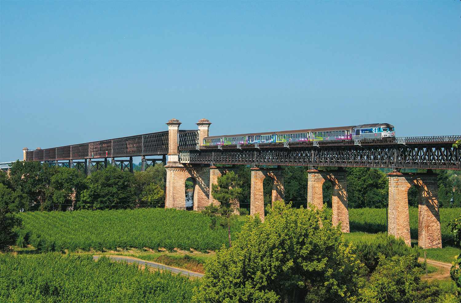 Trois lignes dont une lgv de paris à bordeaux 2de partie : la ligne de l’état et la lgv 2 Passage sur l’imposant viaduc de Cubzac du premier Intercités Bordeaux - Nantes de la journée assuré par la BB 67542 (21 juin 2017 ; V. Bussereau).