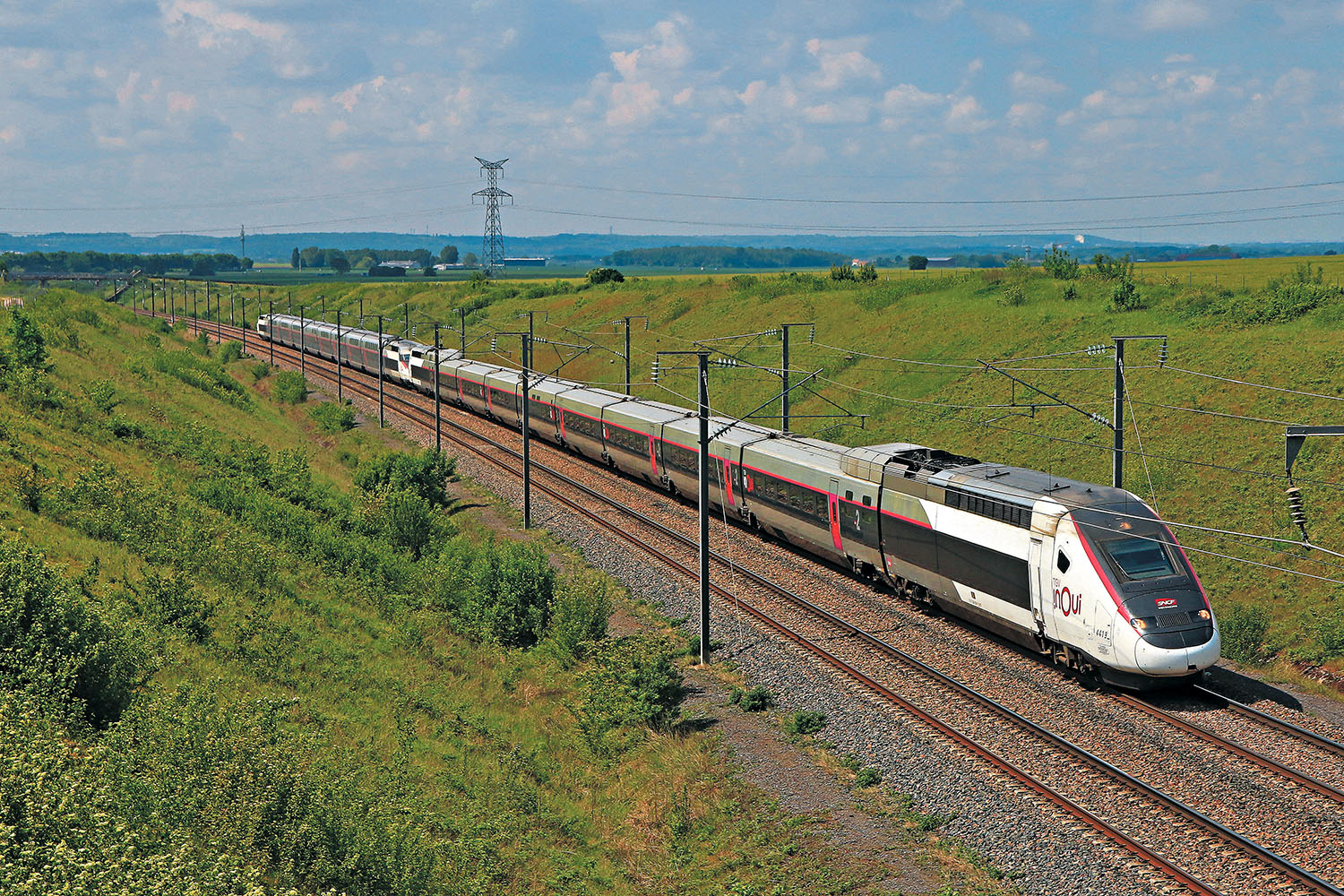 Adieu les rames TGV POS et Réseau-Duplex 1 Les dernières rames POS 4419 et RD 616 sont saisies réunies pour leur dernier voyage, à hauteur de Charny (77) sur la LGV Est-européenne.