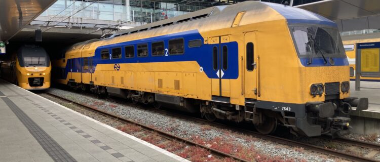 Pays-Bas : Le Nederlands Ticket est lancé 2 IMG 6235 : La rame automotrice DDZ 7543 de NS Reizigers stationne entre deux missions en gare d’Utrecht CS (23 mai 2023) Crédit photo : Luc LEVERT