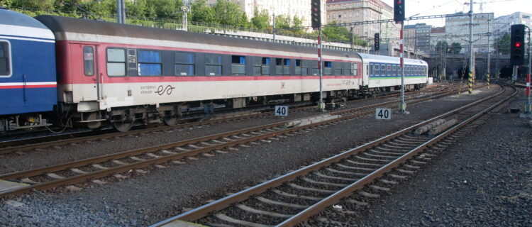 Italie: Les trains de nuit Bruxelles – Milan d'European Sleeper exploités par Arenaways 2 2240914 : Vue sur une voiture-couchettes en livrée European Sleeper incorporée au train de nuit ES 452 Prague – Berlin entrant dans la gare de Prague hl.n. (14 mai 2024)