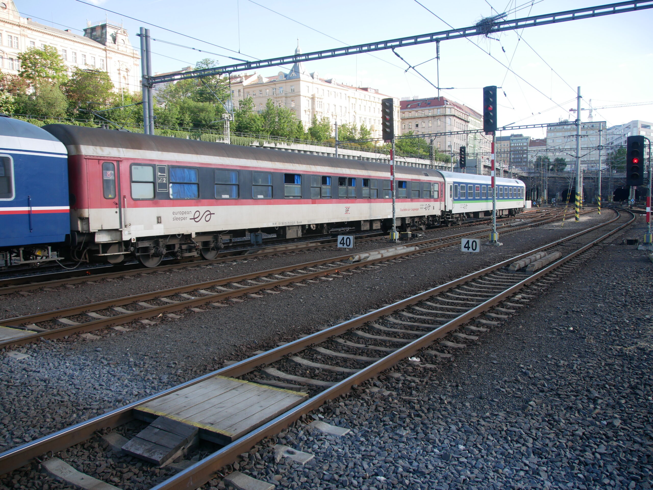 Italie: Les trains de nuit Bruxelles – Milan d'European Sleeper exploités par Arenaways 1 2240914 : Vue sur une voiture-couchettes en livrée European Sleeper incorporée au train de nuit ES 452 Prague – Berlin entrant dans la gare de Prague hl.n. (14 mai 2024)