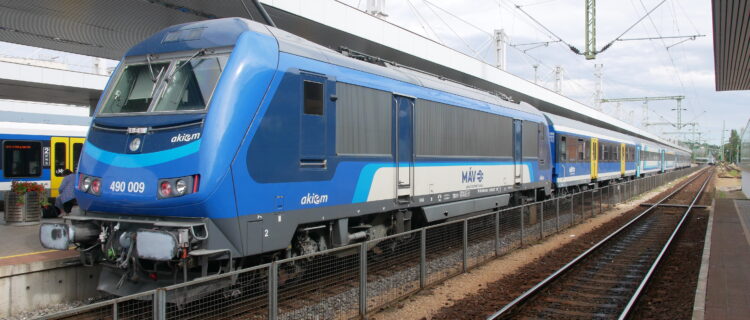 Hongrie : Les MÁV vont lancer deux appels d’offres pour des rames automotrices 2 Le train Mecsek IC 812 Budapest Kelenföld – Pécs, assuré par une rame hétéroclite de voitures MÁV avec en tête l’Astride 490 009, quitte Budapest-Kelenföld à 10 h 12 (23 juillet 2025) Crédit photo : Luc LEVERT