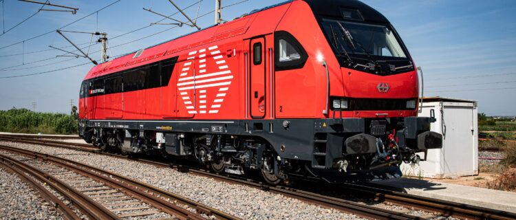 Suisse : La première EURO DuFour Re 494 pour CFF Cargo dévoilée 2 La Re 494 001-1 a été présentée le 12 juin 2026 sur le site Stadler espagnol **d’**Albuixech près de Valence (12 juin 2026) Crédit photo : Stadler/CFF