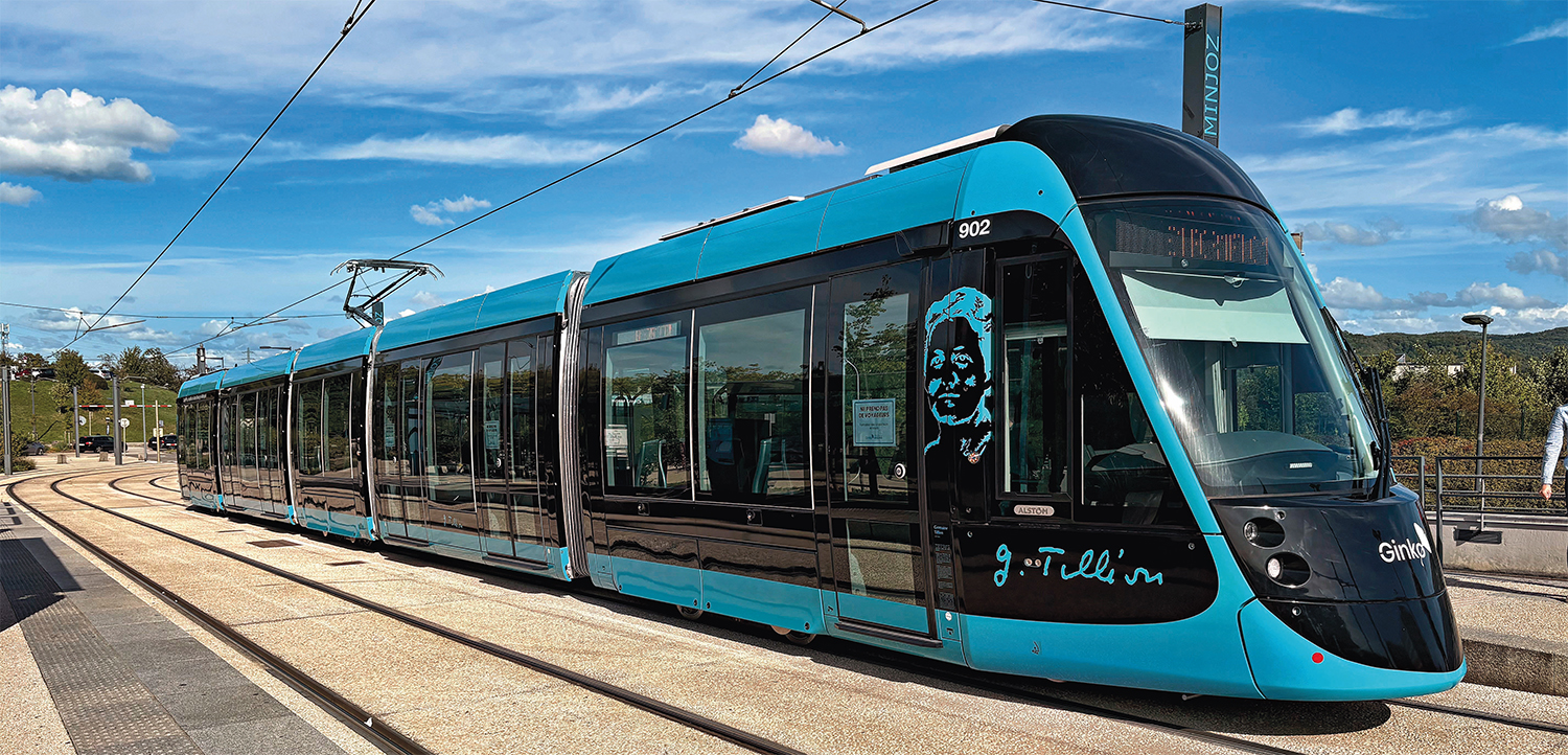 Le tram de Besançon monte en capacité 1 Première rame livrée à Besançon, la 902 des Alstom Citadis X05, effectue ses marches d’essais, avec un arrêt à Minjoz.