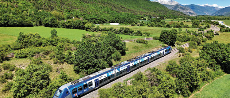 Jeux olympiques 2030 : la ligne Marseille - Briançon bientôt rénovée 2 Le train TER Zou 17439/8 Briançon - Marseille-Saint-Charles assuré par l’AGC B 81803/04 en livrée Zou vient de passer la bifurcation du Poteau Saint-Luc et se dirige vers Serres, où il arrivera à 14 h 43 (13 mai 2026).