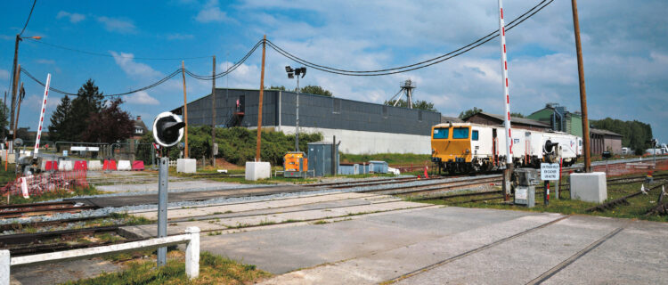 La renaissance de la ligne Laon - Hirson 2 Rénovation en cours et travaux de bourrage au PN 91 de Marles (21 avril 2026).