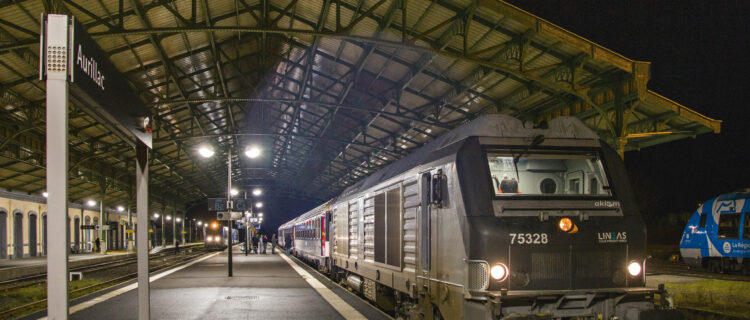 Paris - Aurillac : un train de nuit fantôme… 2 Sous la marquise d'Aurillac, le train 3790 à destination de Paris-Austerlitz est prêt au départ. Il sera tracté jusqu'à Brive-la-Gaillarde par la BB 75738, et traîné par son ancienne livrée Lines révèle aussi ses anciennes missions en tête de convois de marchandises (26 février 2025).
