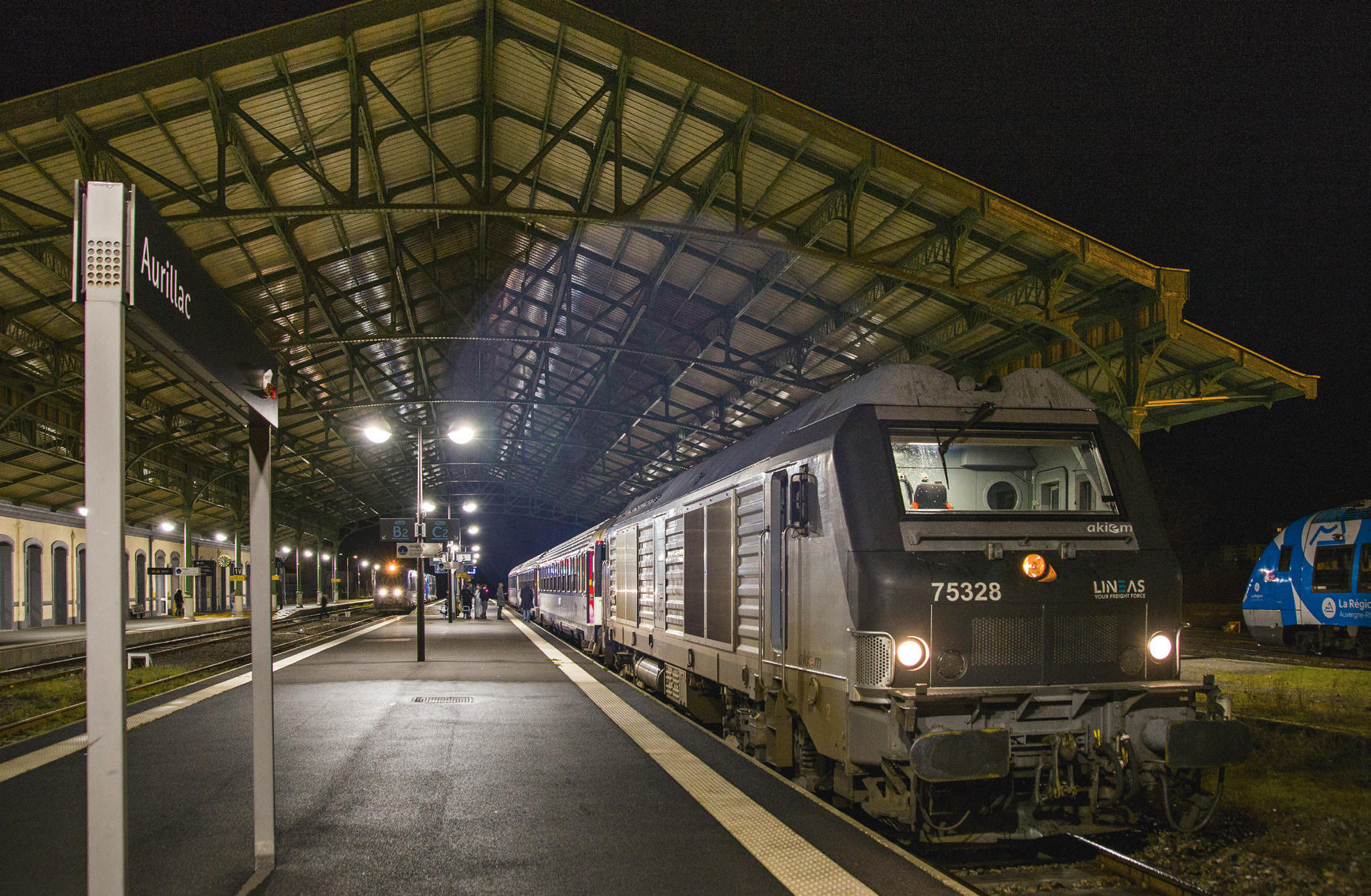 Paris - Aurillac : un train de nuit fantôme… 1 Sous la marquise d'Aurillac, le train 3790 à destination de Paris-Austerlitz est prêt au départ. Il sera tracté jusqu'à Brive-la-Gaillarde par la BB 75738, et traîné par son ancienne livrée Lines révèle aussi ses anciennes missions en tête de convois de marchandises (26 février 2025).