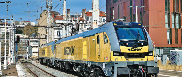 Quatre nouvelles Euro 6000 pour Medway France 2 Ces deux locomotives Euro 6000 Medway vont être mises en place pour la cérémonie de baptême en gare de Lyon-Perrache (24 mars 2026 ; P. Julien).