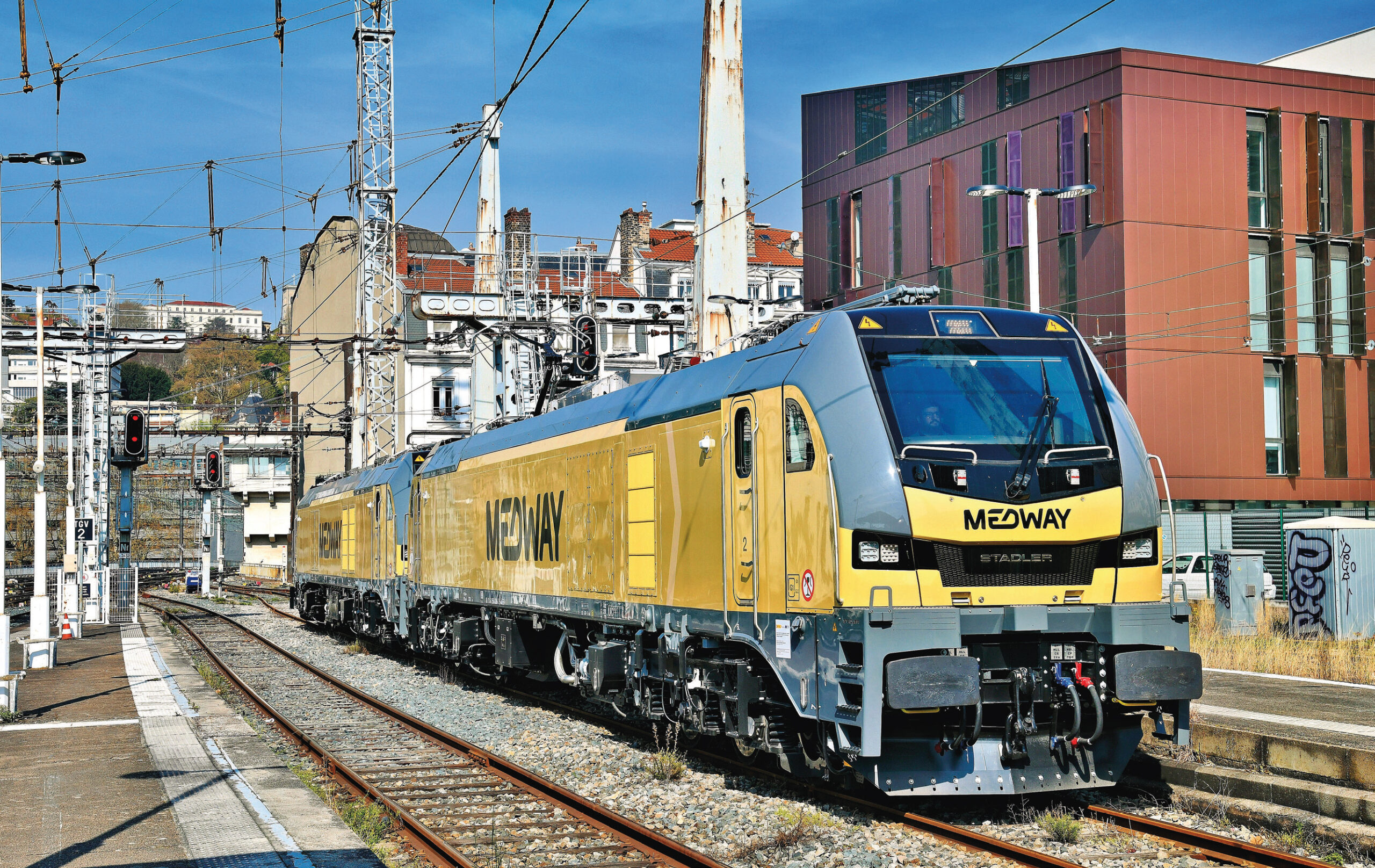 Quatre nouvelles Euro 6000 pour Medway France 1 Ces deux locomotives Euro 6000 Medway vont être mises en place pour la cérémonie de baptême en gare de Lyon-Perrache (24 mars 2026 ; P. Julien).