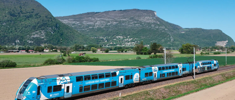 La région Auvergne-Rhône-Alpes valide quatre projets de SERM 2 Le TER 885117 Saint-Marcellin - Grenoble, assuré par la Z 24501/502, est aperçu entre les gares de Voreppe et de Saint-Égrève-Saint-Robert, où il arrivera à 10 h 41 (11 avril 2026).