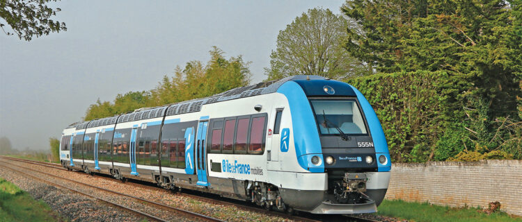 L’Île-de-France rénove ses AGC 2 Premier AGC Transilien rénové mi-vie au technicentre de Nevers arborant la livrée Île-de-France Mobilités. Le B 82555 reliant Meaux à La Ferté-Milon est ici saisi à Isles-Armentières sur une mission FOMO (14 avril 2026 ; C. Masse).