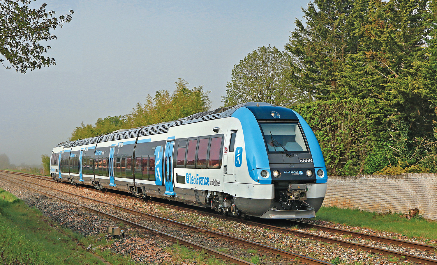 L’Île-de-France rénove ses AGC 1 Premier AGC Transilien rénové mi-vie au technicentre de Nevers arborant la livrée Île-de-France Mobilités. Le B 82555 reliant Meaux à La Ferté-Milon est ici saisi à Isles-Armentières sur une mission FOMO (14 avril 2026 ; C. Masse).