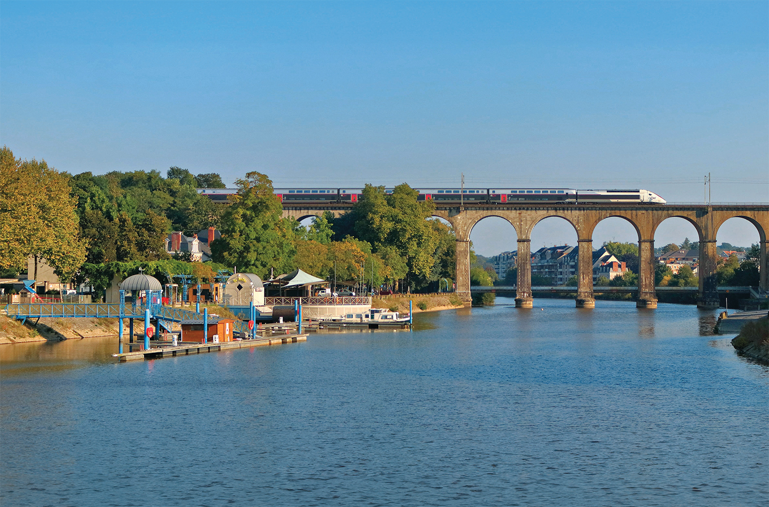 LAVAL Un noeud ferroviaire au coeur de la Mayenne 1 Le TGV 800 assure le train 8706 Quimper - Paris, il est aperçu sur le viaduc de Laval (19 septembre 2024 ; L. Thomas). En vignette : autre époque, autre matériel mais même endroit (DR/LVDR).