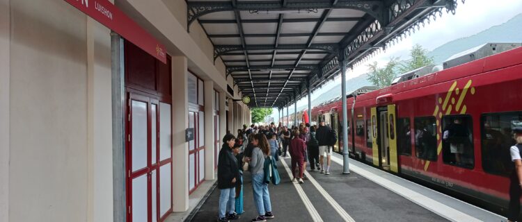 Succès pour la réouverture Montréjeau - Luchon 2 Légende photo : Le 19 juillet 2025, un mois après la réouverture, arrivée à Luchon d’un TER en provenance de Montréjeau ; la fréquentation était déjà bonne (B. Vieu).