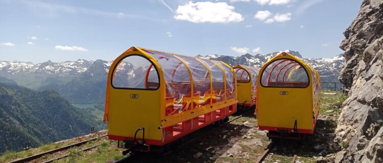 Le train d’Artouste réceptionne 11 baladeuses neuves 4 Trois nouvelles baladeuses CFG garées à l’ancien terminus de la Sagette et gare supérieure du funiculaire de service (B. Vieu).