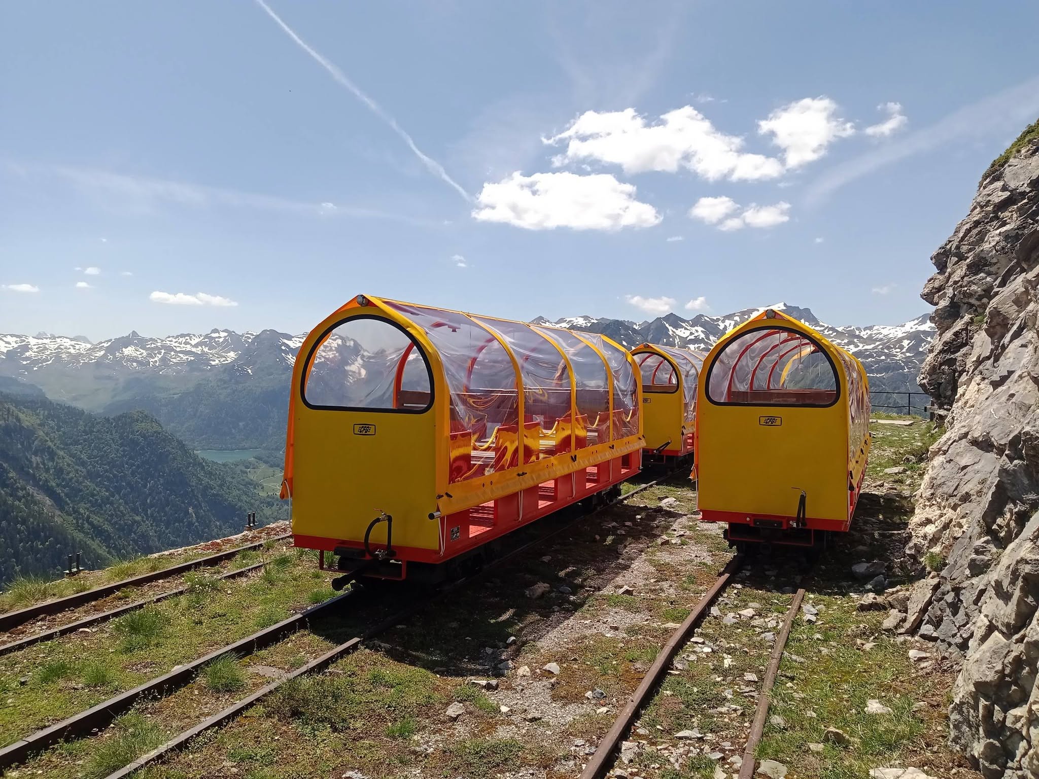 Le train d’Artouste réceptionne 11 baladeuses neuves 1 Trois nouvelles baladeuses CFG garées à l’ancien terminus de la Sagette et gare supérieure du funiculaire de service (B. Vieu).