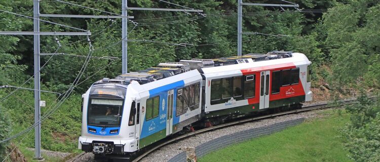 Inauguration des Z 890 côté Suisse 2 La Z 895 en provenance du Trétien est saisie à l’entrée de Finhaut avec ses pantographes baissés au niveau du sectionnement permettant de passer du 3e rail à la caténaire (Christophe Masse).