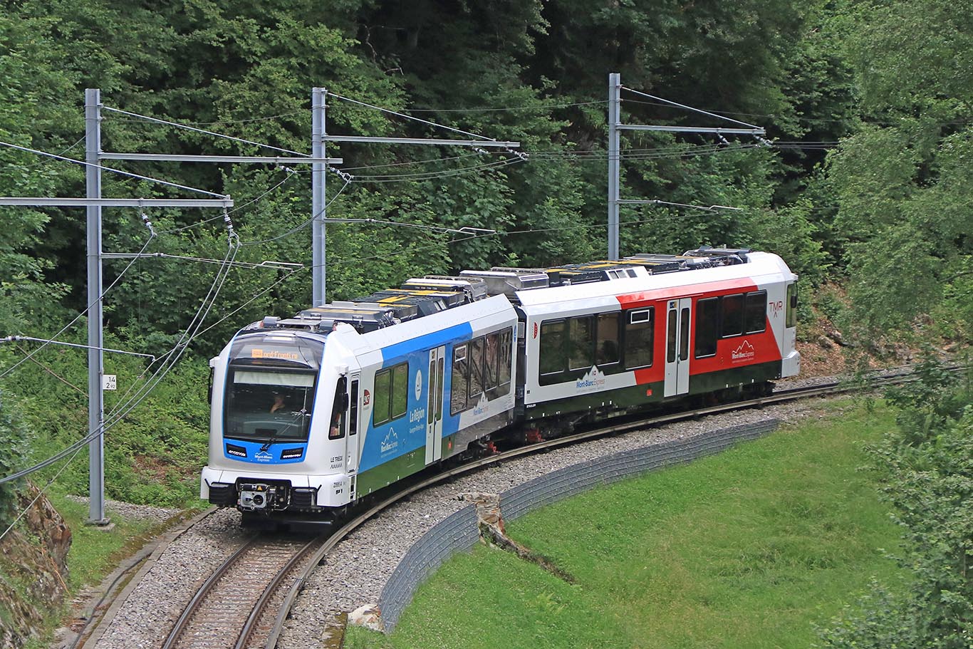 Inauguration des Z 890 côté Suisse 2 La Z 895 en provenance du Trétien est saisie à l’entrée de Finhaut avec ses pantographes baissés au niveau du sectionnement permettant de passer du 3e rail à la caténaire (Christophe Masse).