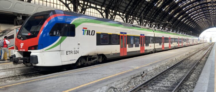 Italie - Lombardie : feu vert pour de nouveaux trains pour les relations transfrontalières avec la Suisse 2 IMG 0197 : Une UM de Flirt ETR 524 en livrée TiLo, avec en queue le 524 309, stationne entre deux missions en gare de Milan Centrale (06 novembre 2023) Crédit photo :Luc LEVERT
