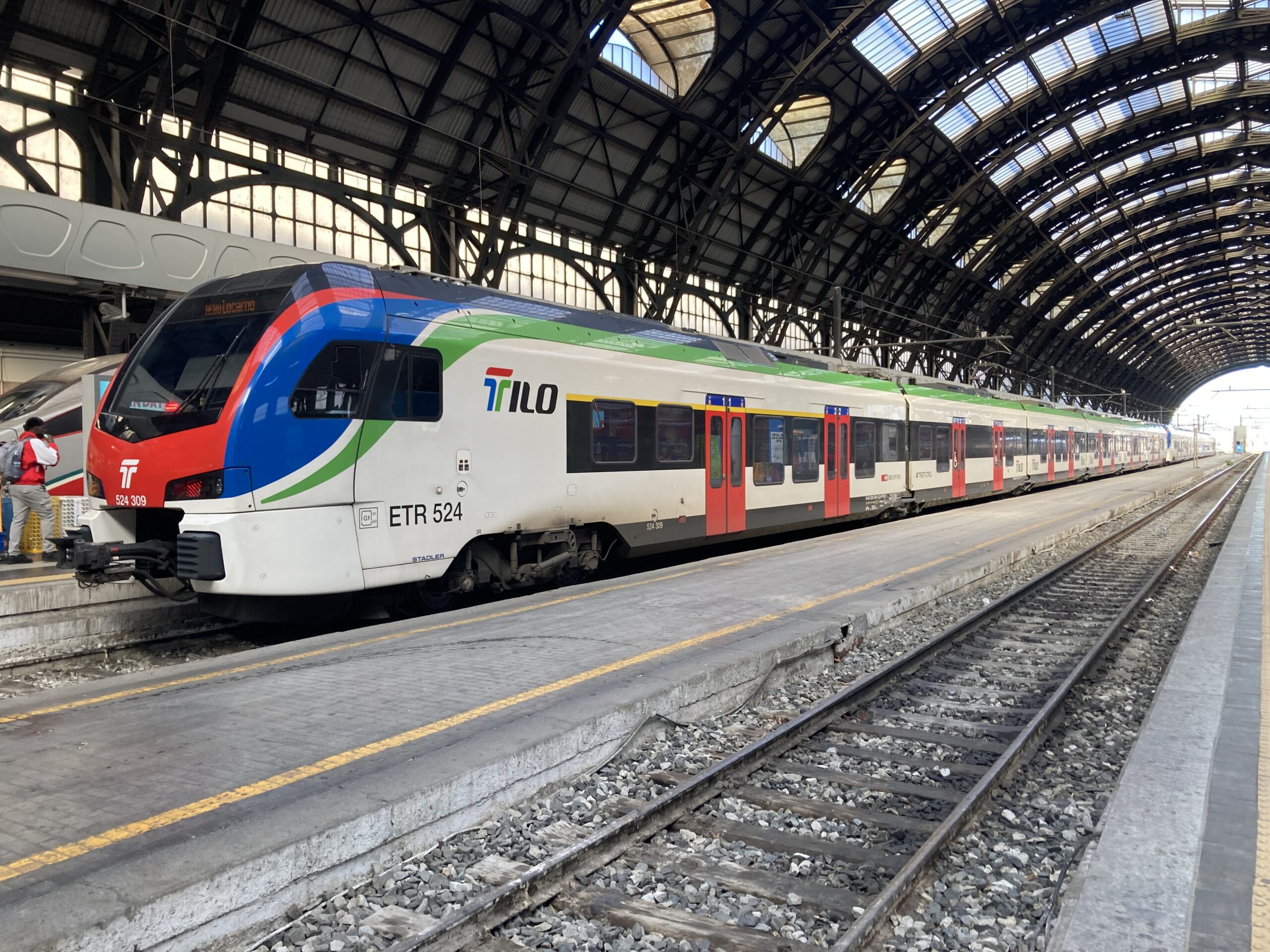 Italie - Lombardie : feu vert pour de nouveaux trains pour les relations transfrontalières avec la Suisse 1 IMG 0197 : Une UM de Flirt ETR 524 en livrée TiLo, avec en queue le 524 309, stationne entre deux missions en gare de Milan Centrale (06 novembre 2023) Crédit photo :Luc LEVERT