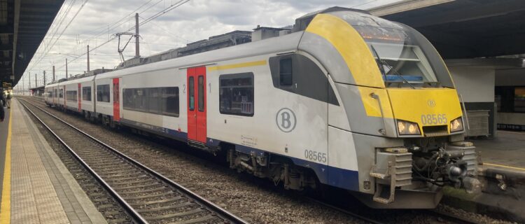 Belgique : Le rail belge va s’ouvrir à la concurrence 2 IMG 5367 : Le Desiro AM08 08565 de la SNCB stationne en gare de Bruxelles-Midi (5 avril 2024) Crédit photo : Luc LEVERT