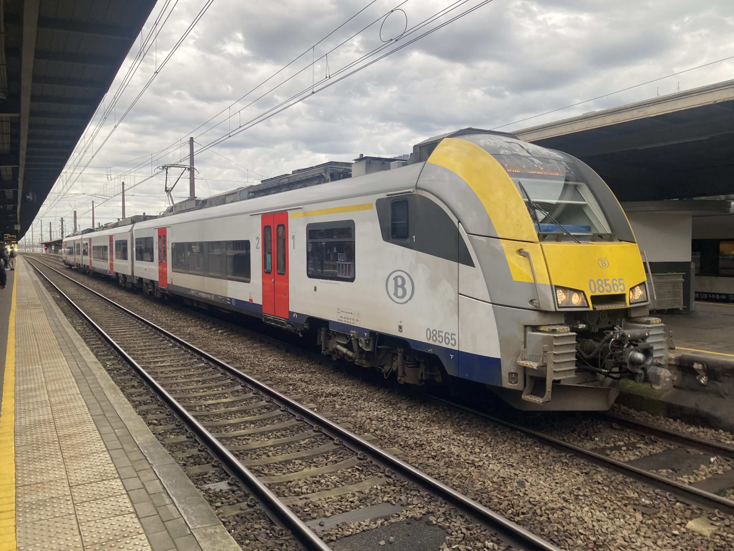 Belgique : Le rail belge va s’ouvrir à la concurrence 2 IMG 5367 : Le Desiro AM08 08565 de la SNCB stationne en gare de Bruxelles-Midi (5 avril 2024) Crédit photo : Luc LEVERT