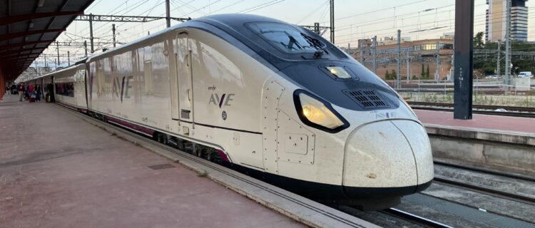 Espagne : 15 rames Avril S106 UIC supplémentaires à écartement variable 2 L’Avril S106 64 stationne en gare de Madrid-Chamartín-Clara Campoamor (12 juin 2024)