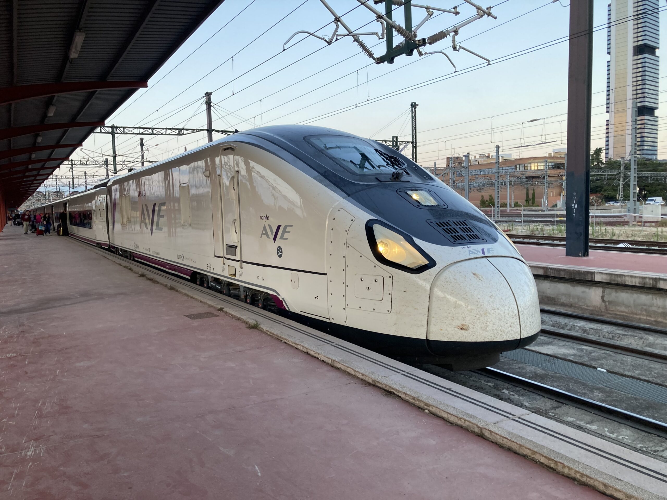 Espagne : 15 rames Avril S106 UIC supplémentaires à écartement variable 1 L’Avril S106 64 stationne en gare de Madrid-Chamartín-Clara Campoamor (12 juin 2024)