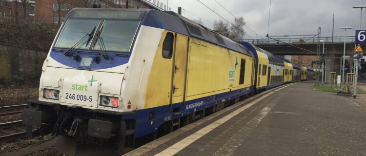 Allemagne : metronom reprend la RE 5 Hambourg – Cuxhaven à Start 2 La Traxx 246 009-5 arborant le logo de Start stationne entre deux missions en gare d’Hambourg**-**Harbourg (19 février 2019) © Luc LEVERT
