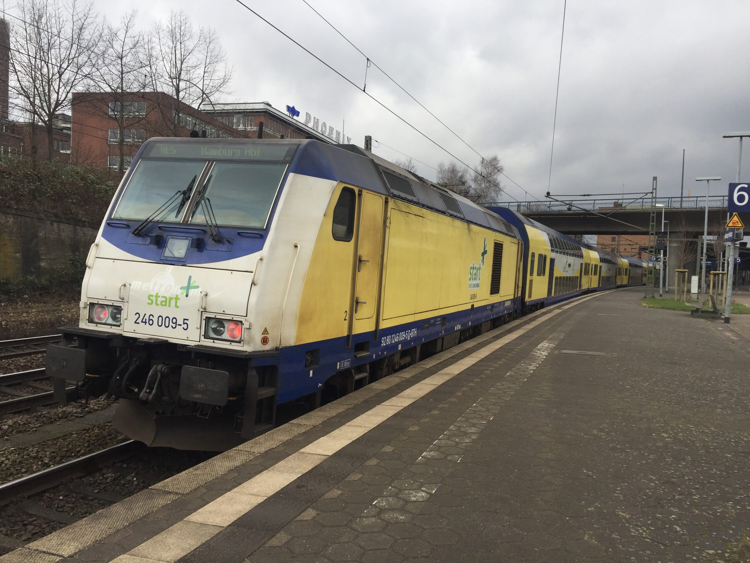 Allemagne : metronom reprend la RE 5 Hambourg – Cuxhaven à Start 1 La Traxx 246 009-5 arborant le logo de Start stationne entre deux missions en gare d’Hambourg**-**Harbourg (19 février 2019) © Luc LEVERT